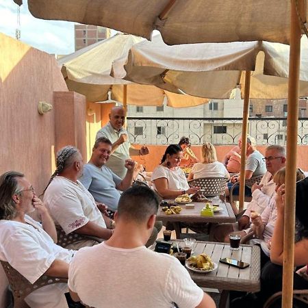 Pyramids Road Guest House Cozy Rooms And Rooftop Breakfast With The Pyramids View Nazlet el-Sîsi Exteriör bild