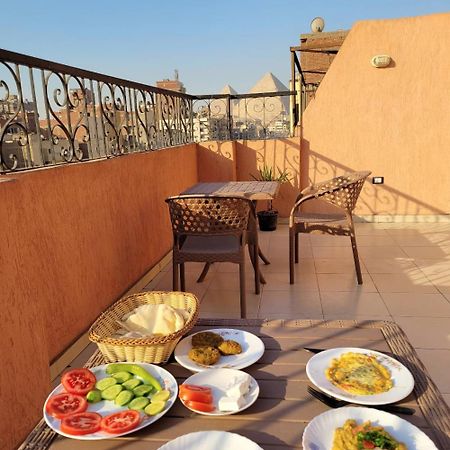 Pyramids Road Guest House Cozy Rooms And Rooftop Breakfast With The Pyramids View Nazlet el-Sîsi Exteriör bild