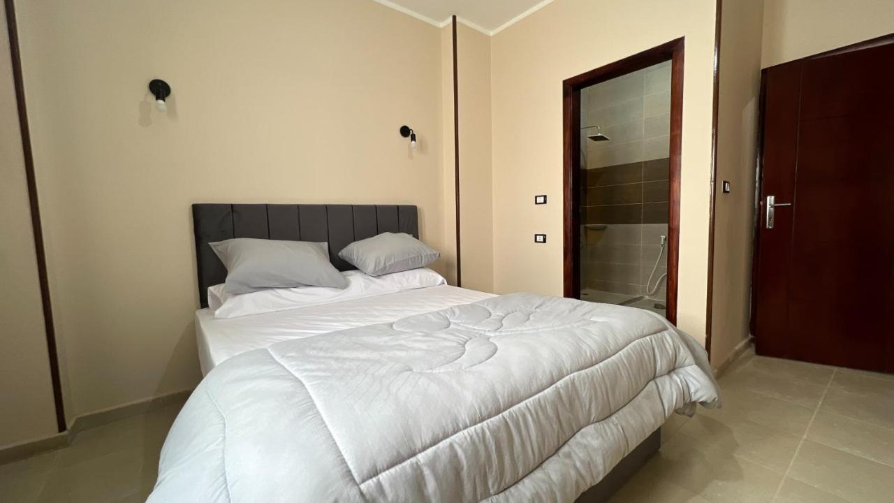 Pyramids Road Guest House Cozy Rooms And Rooftop Breakfast With The Pyramids View Nazlet el-Sîsi Exteriör bild