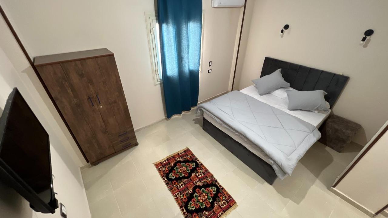 Pyramids Road Guest House Cozy Rooms And Rooftop Breakfast With The Pyramids View Nazlet el-Sîsi Exteriör bild