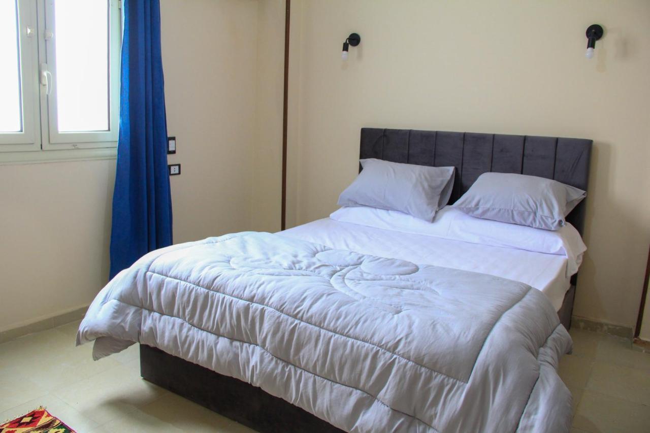 Pyramids Road Guest House Cozy Rooms And Rooftop Breakfast With The Pyramids View Nazlet el-Sîsi Exteriör bild