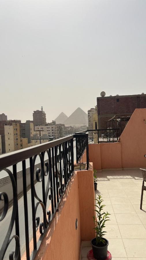 Pyramids Road Guest House Cozy Rooms And Rooftop Breakfast With The Pyramids View Nazlet el-Sîsi Exteriör bild