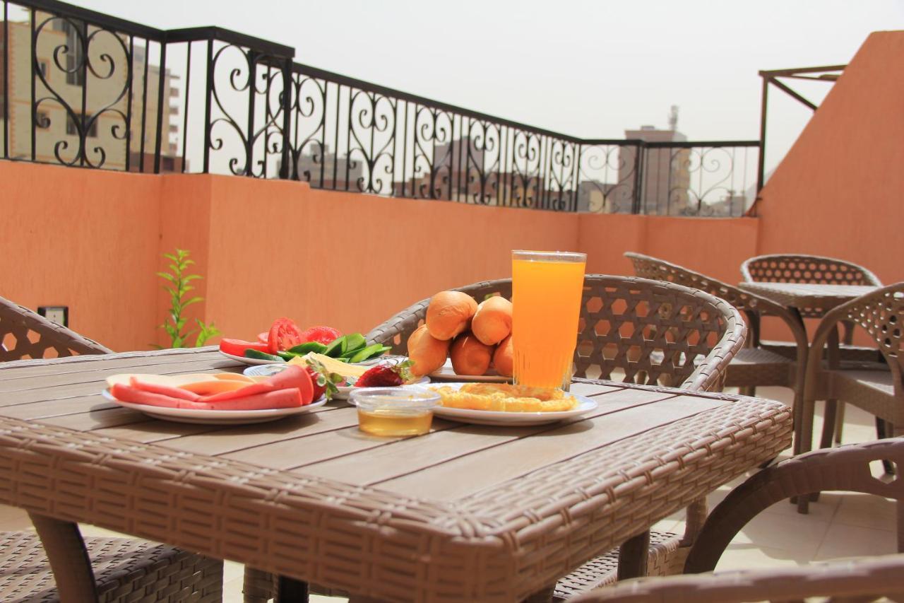 Pyramids Road Guest House Cozy Rooms And Rooftop Breakfast With The Pyramids View Nazlet el-Sîsi Exteriör bild