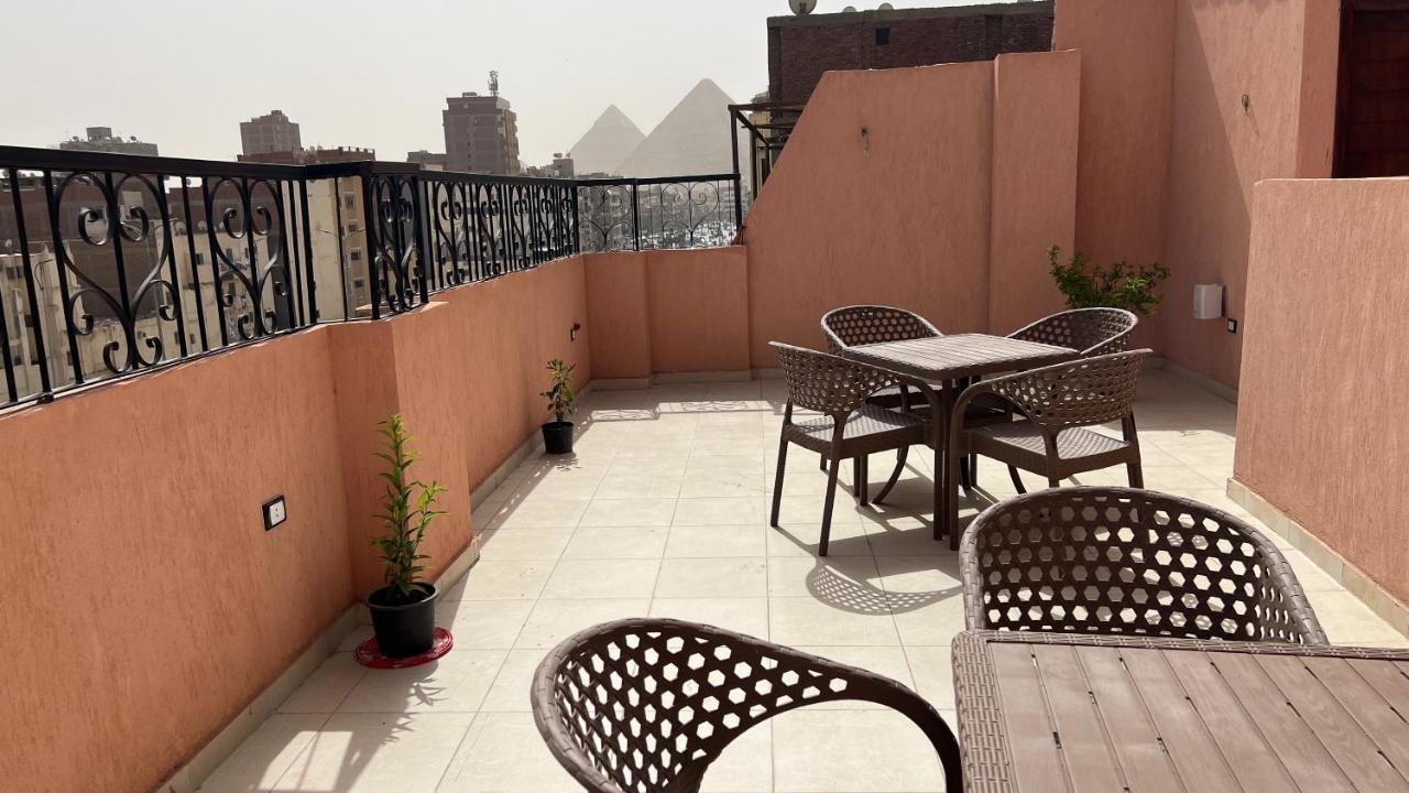 Pyramids Road Guest House Cozy Rooms And Rooftop Breakfast With The Pyramids View Nazlet el-Sîsi Exteriör bild