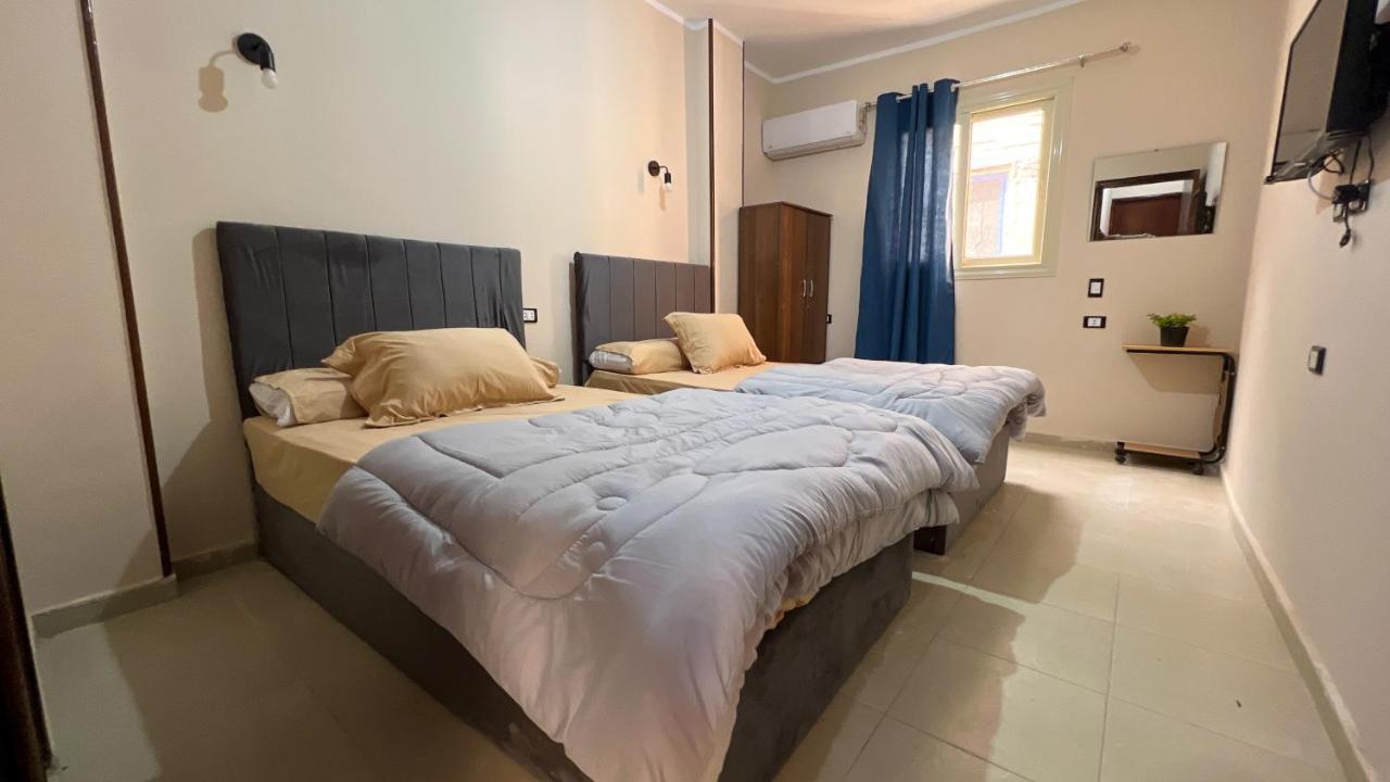 Pyramids Road Guest House Cozy Rooms And Rooftop Breakfast With The Pyramids View Nazlet el-Sîsi Exteriör bild