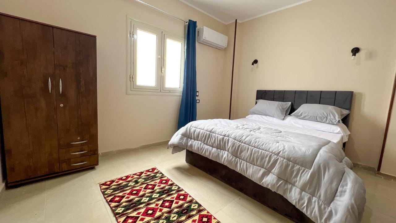 Pyramids Road Guest House Cozy Rooms And Rooftop Breakfast With The Pyramids View Nazlet el-Sîsi Exteriör bild