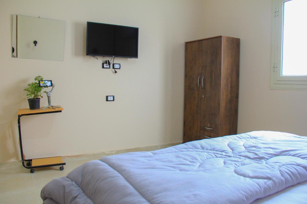 Pyramids Road Guest House Cozy Rooms And Rooftop Breakfast With The Pyramids View Nazlet el-Sîsi Exteriör bild