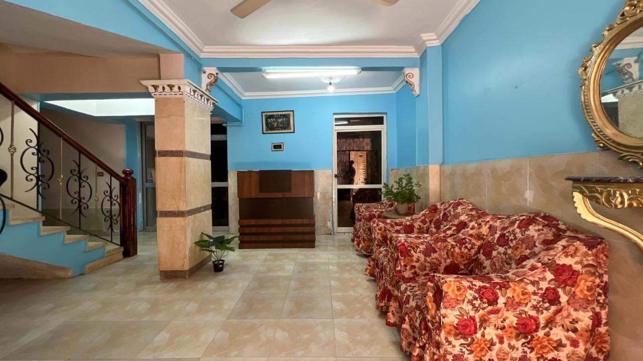 Pyramids Road Guest House Cozy Rooms And Rooftop Breakfast With The Pyramids View Nazlet el-Sîsi Exteriör bild