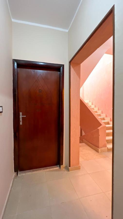 Pyramids Road Guest House Cozy Rooms And Rooftop Breakfast With The Pyramids View Nazlet el-Sîsi Exteriör bild