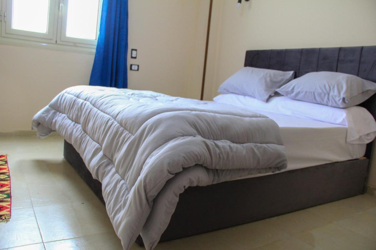 Pyramids Road Guest House Cozy Rooms And Rooftop Breakfast With The Pyramids View Nazlet el-Sîsi Exteriör bild