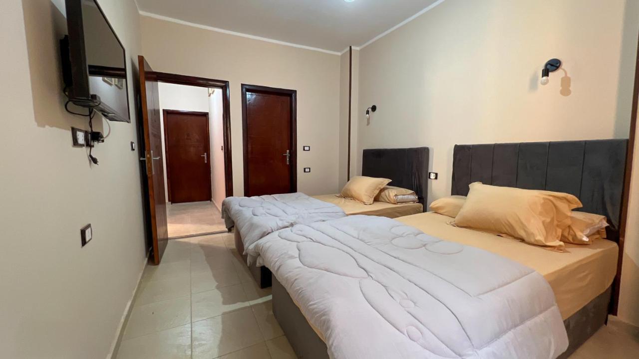 Pyramids Road Guest House Cozy Rooms And Rooftop Breakfast With The Pyramids View Nazlet el-Sîsi Exteriör bild