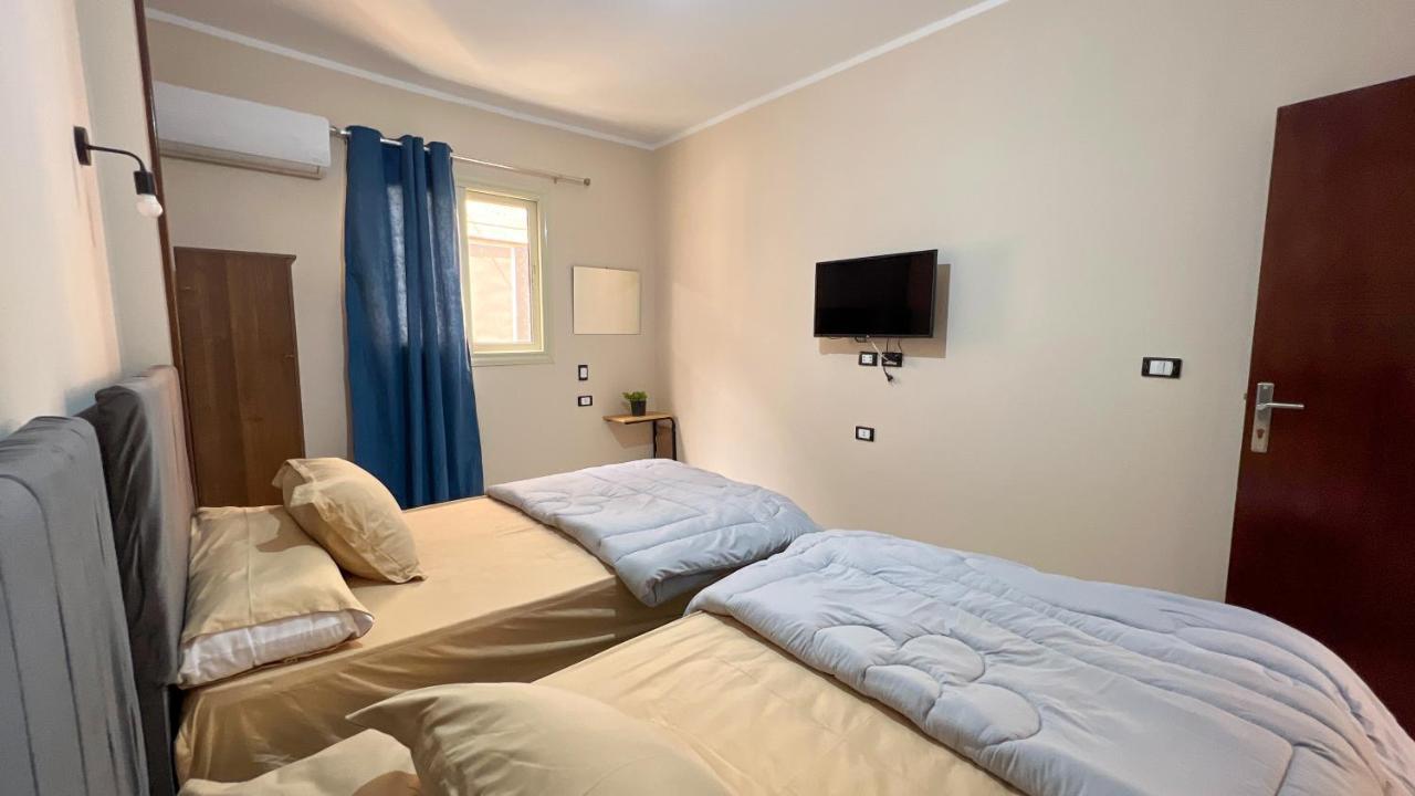 Pyramids Road Guest House Cozy Rooms And Rooftop Breakfast With The Pyramids View Nazlet el-Sîsi Exteriör bild
