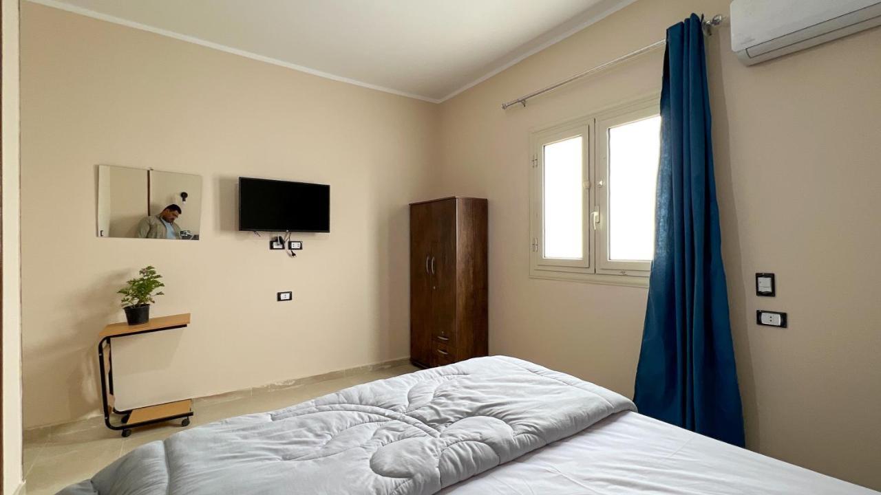 Pyramids Road Guest House Cozy Rooms And Rooftop Breakfast With The Pyramids View Nazlet el-Sîsi Exteriör bild