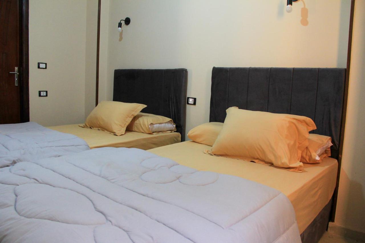Pyramids Road Guest House Cozy Rooms And Rooftop Breakfast With The Pyramids View Nazlet el-Sîsi Exteriör bild