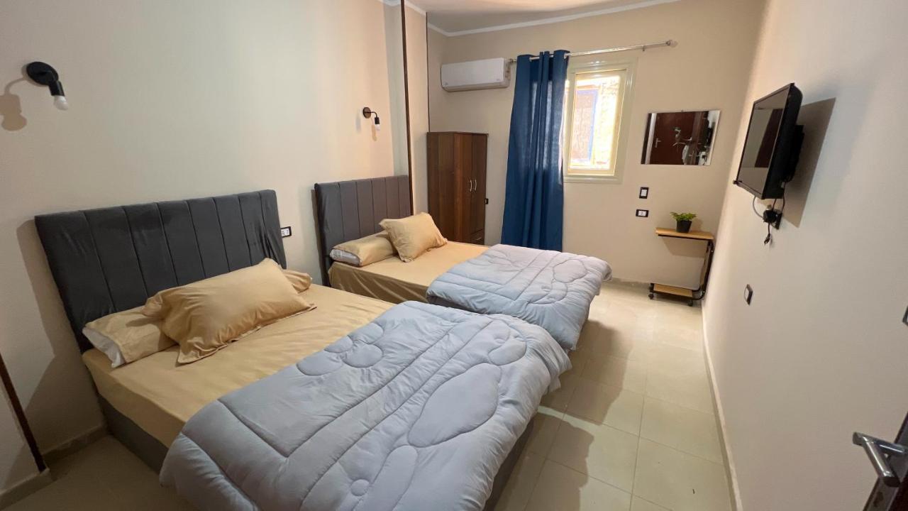 Pyramids Road Guest House Cozy Rooms And Rooftop Breakfast With The Pyramids View Nazlet el-Sîsi Exteriör bild