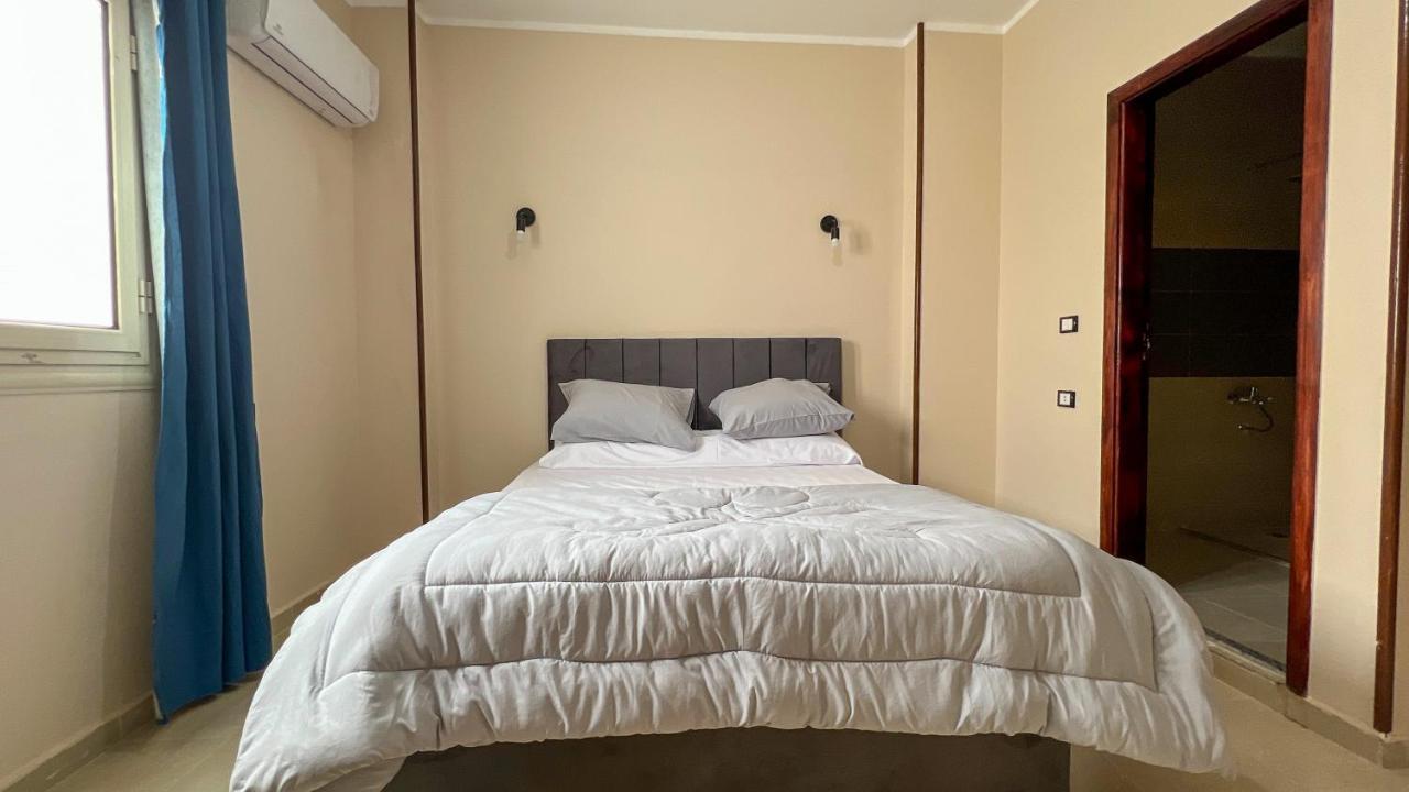 Pyramids Road Guest House Cozy Rooms And Rooftop Breakfast With The Pyramids View Nazlet el-Sîsi Exteriör bild