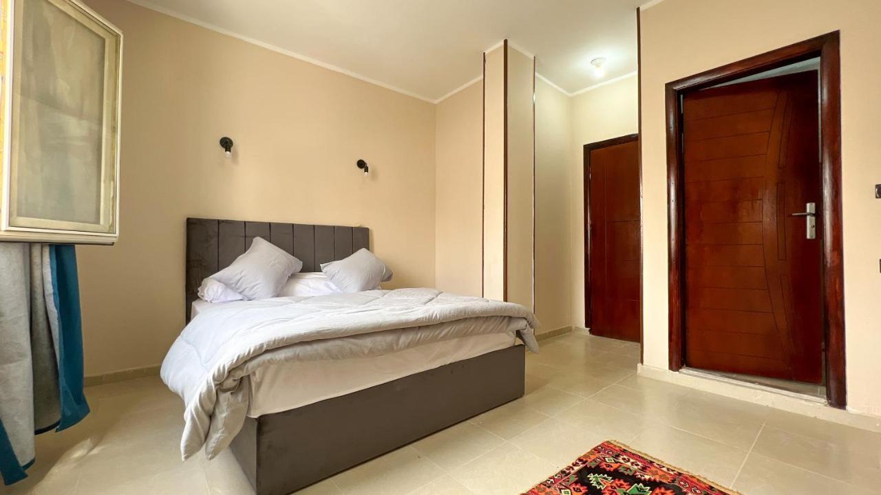 Pyramids Road Guest House Cozy Rooms And Rooftop Breakfast With The Pyramids View Nazlet el-Sîsi Exteriör bild
