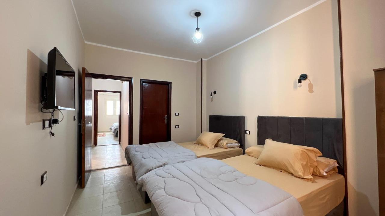 Pyramids Road Guest House Cozy Rooms And Rooftop Breakfast With The Pyramids View Nazlet el-Sîsi Exteriör bild
