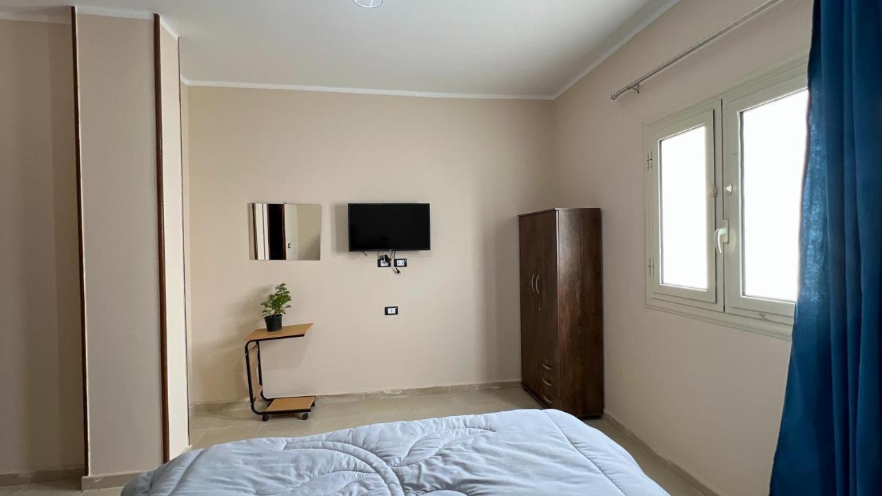 Pyramids Road Guest House Cozy Rooms And Rooftop Breakfast With The Pyramids View Nazlet el-Sîsi Exteriör bild