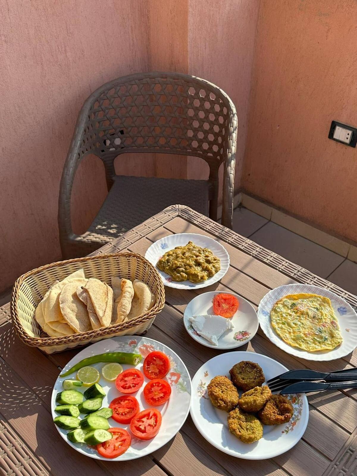Pyramids Road Guest House Cozy Rooms And Rooftop Breakfast With The Pyramids View Nazlet el-Sîsi Exteriör bild