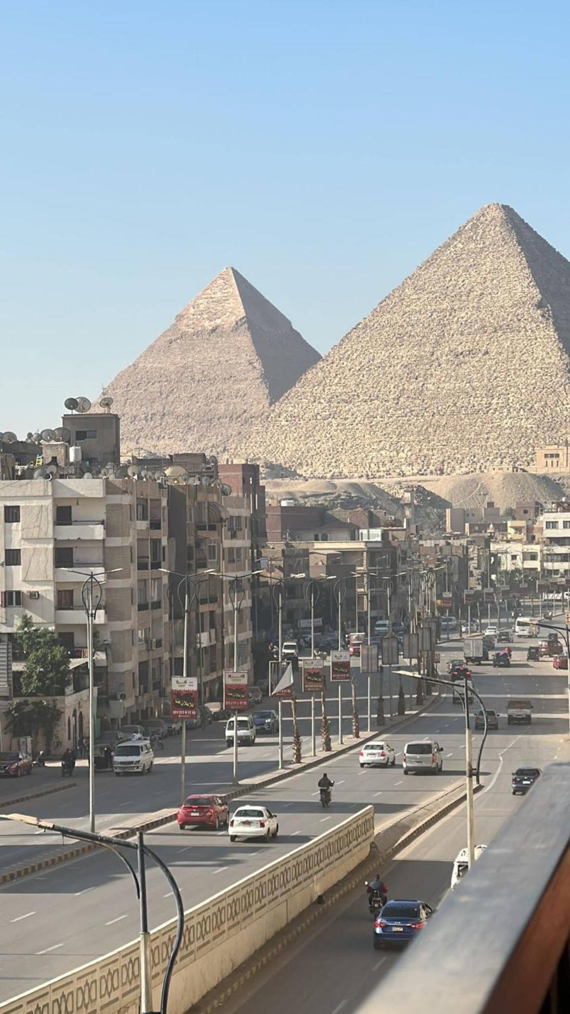 Pyramids Road Guest House Cozy Rooms And Rooftop Breakfast With The Pyramids View Nazlet el-Sîsi Exteriör bild