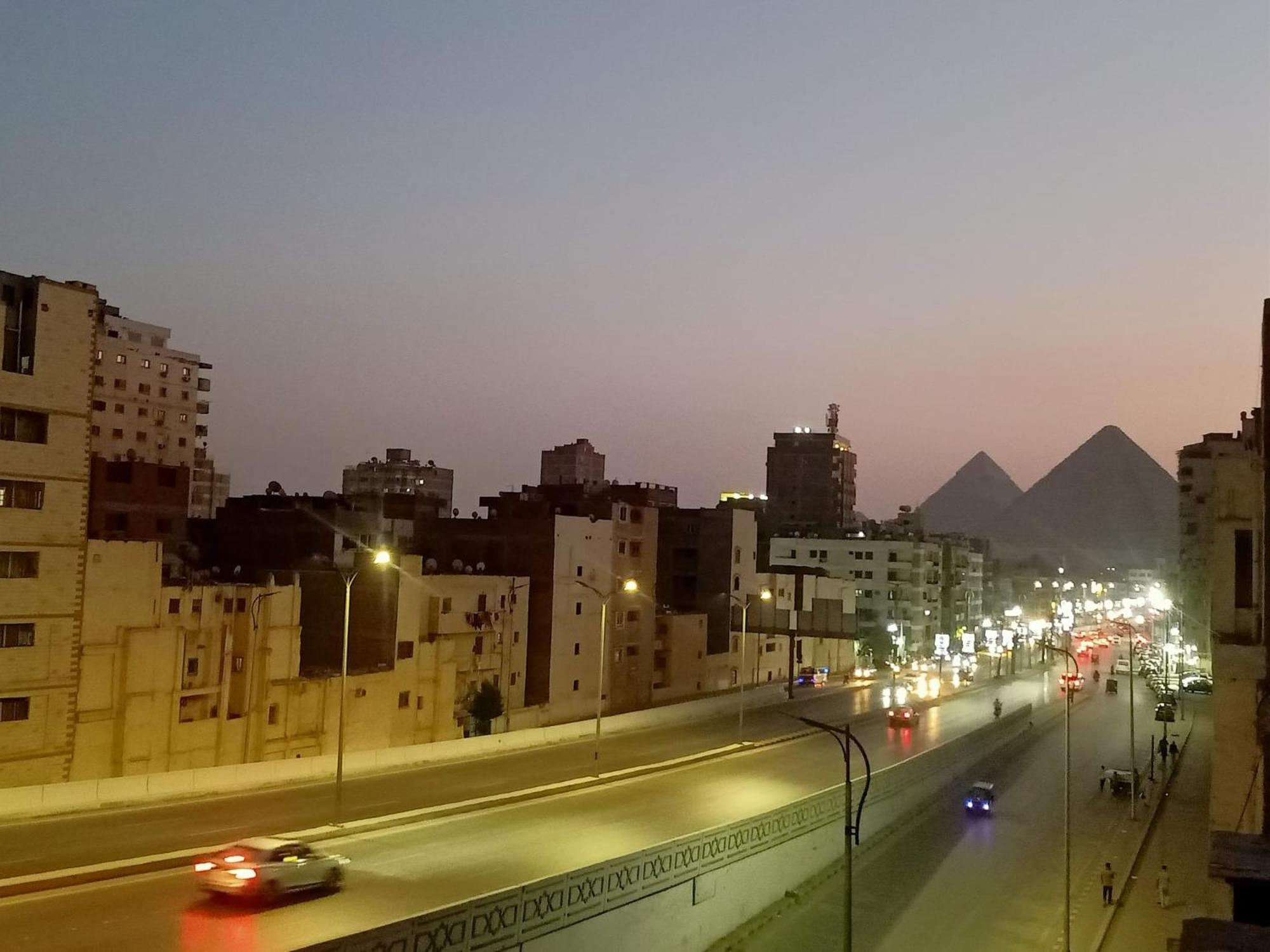 Pyramids Road Guest House Cozy Rooms And Rooftop Breakfast With The Pyramids View Nazlet el-Sîsi Exteriör bild