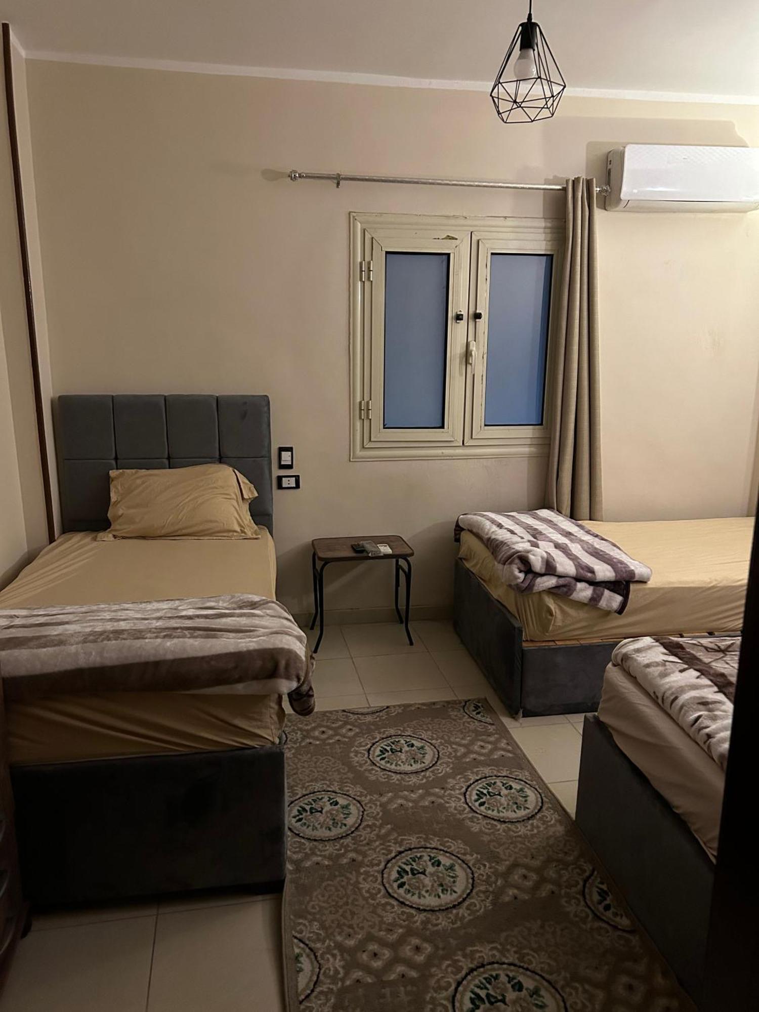 Pyramids Road Guest House Cozy Rooms And Rooftop Breakfast With The Pyramids View Nazlet el-Sîsi Exteriör bild