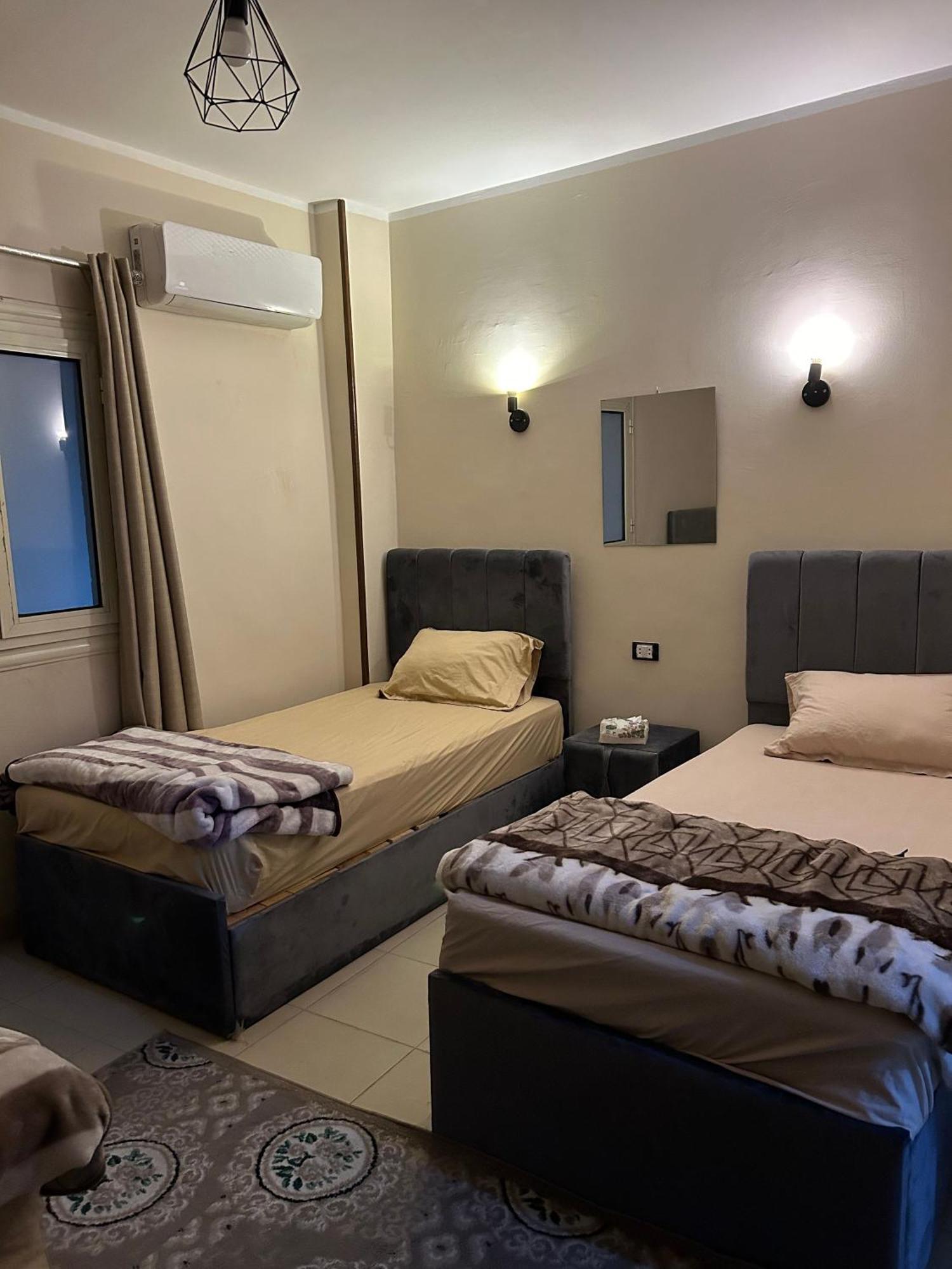 Pyramids Road Guest House Cozy Rooms And Rooftop Breakfast With The Pyramids View Nazlet el-Sîsi Exteriör bild
