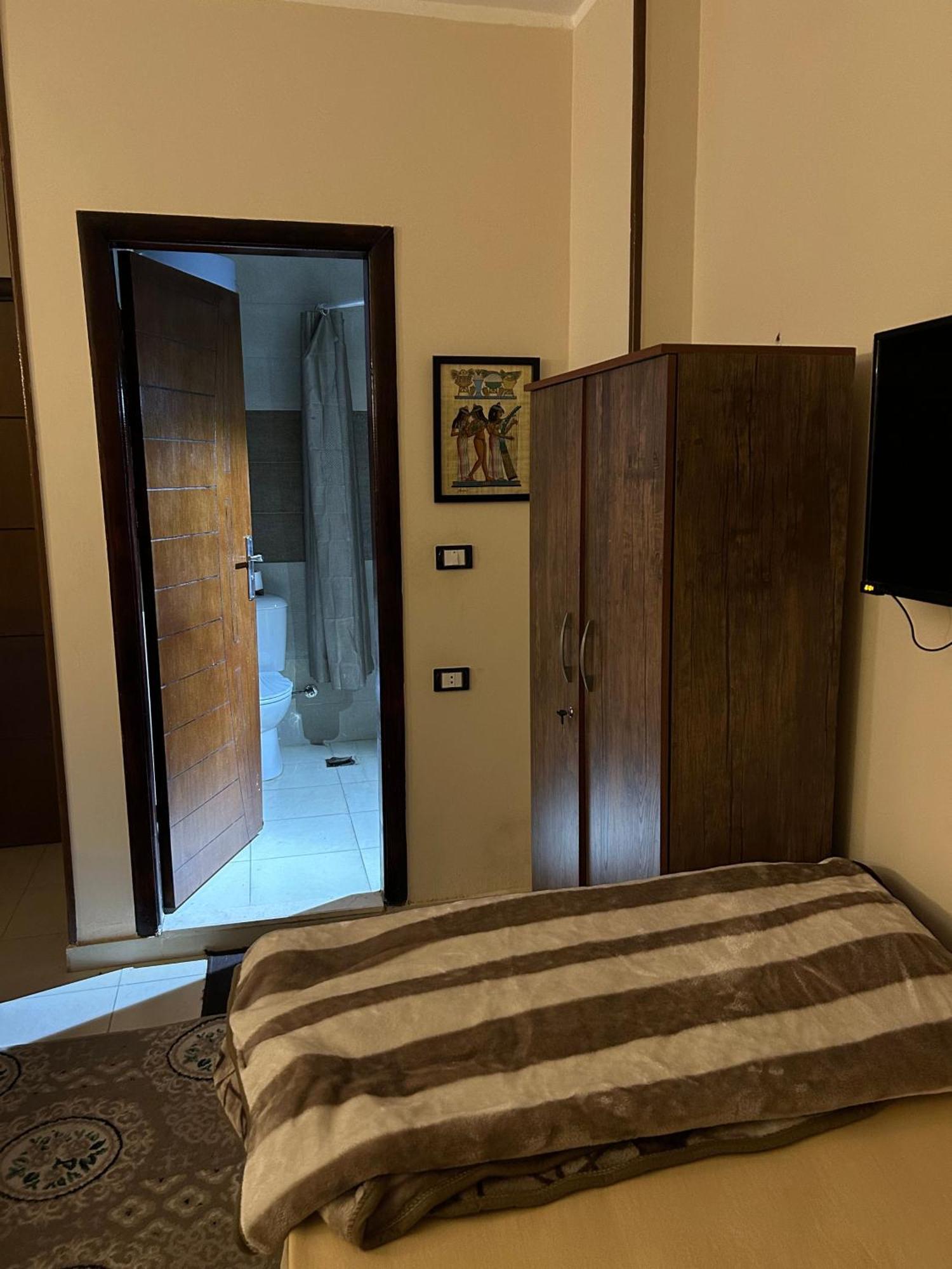 Pyramids Road Guest House Cozy Rooms And Rooftop Breakfast With The Pyramids View Nazlet el-Sîsi Exteriör bild