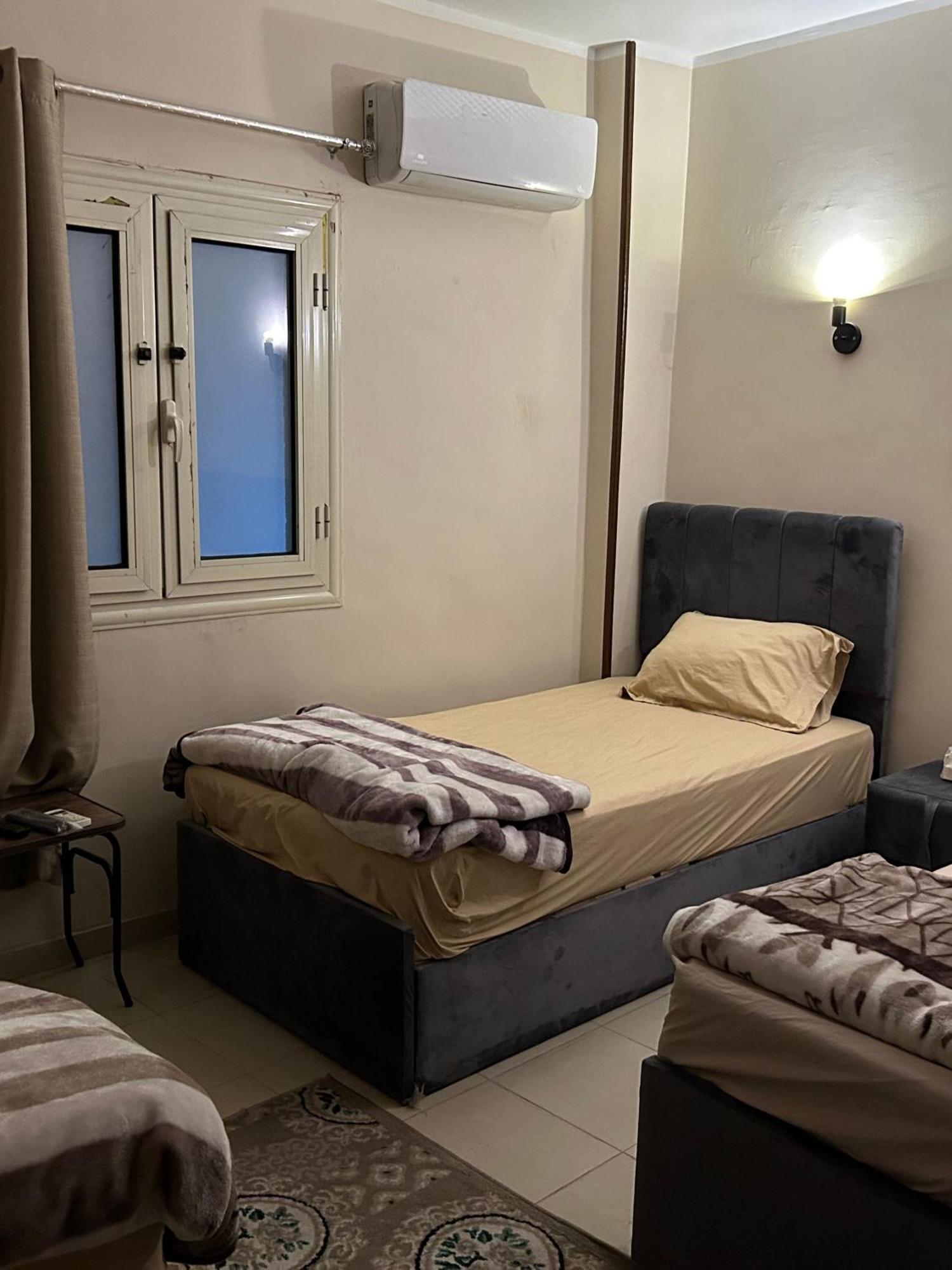 Pyramids Road Guest House Cozy Rooms And Rooftop Breakfast With The Pyramids View Nazlet el-Sîsi Exteriör bild