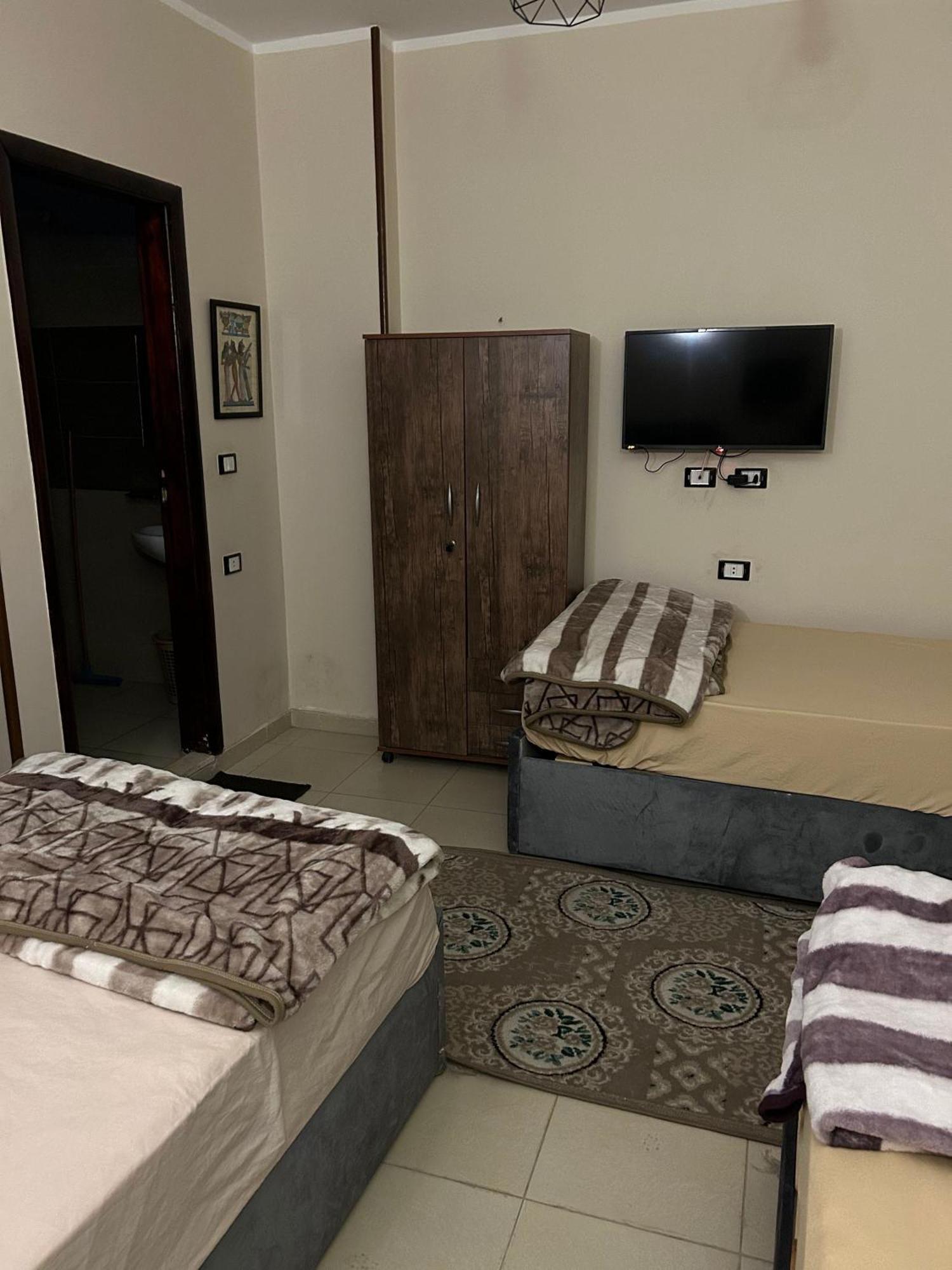 Pyramids Road Guest House Cozy Rooms And Rooftop Breakfast With The Pyramids View Nazlet el-Sîsi Exteriör bild