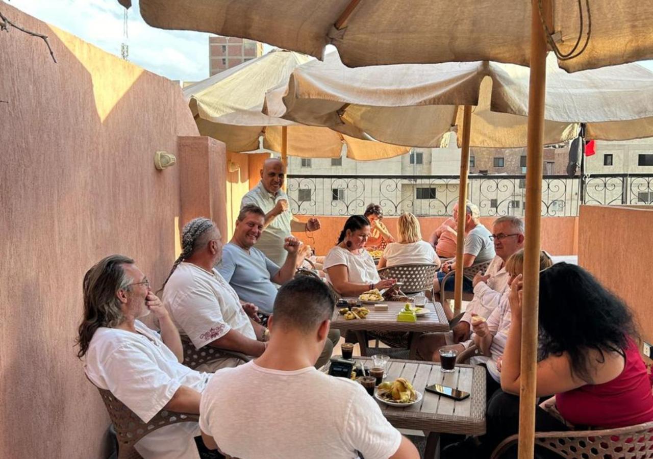 Pyramids Road Guest House Cozy Rooms And Rooftop Breakfast With The Pyramids View Nazlet el-Sîsi Exteriör bild