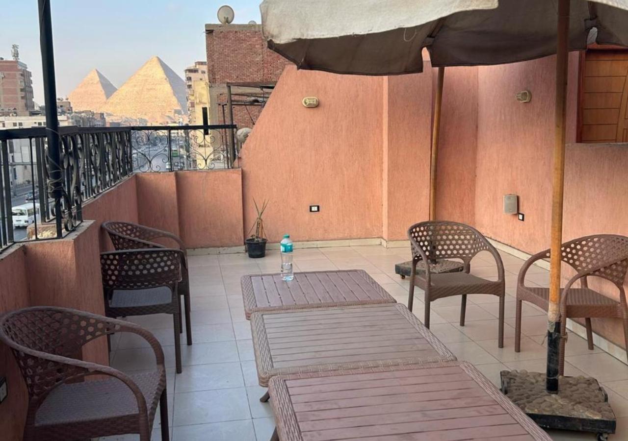 Pyramids Road Guest House Cozy Rooms And Rooftop Breakfast With The Pyramids View Nazlet el-Sîsi Exteriör bild