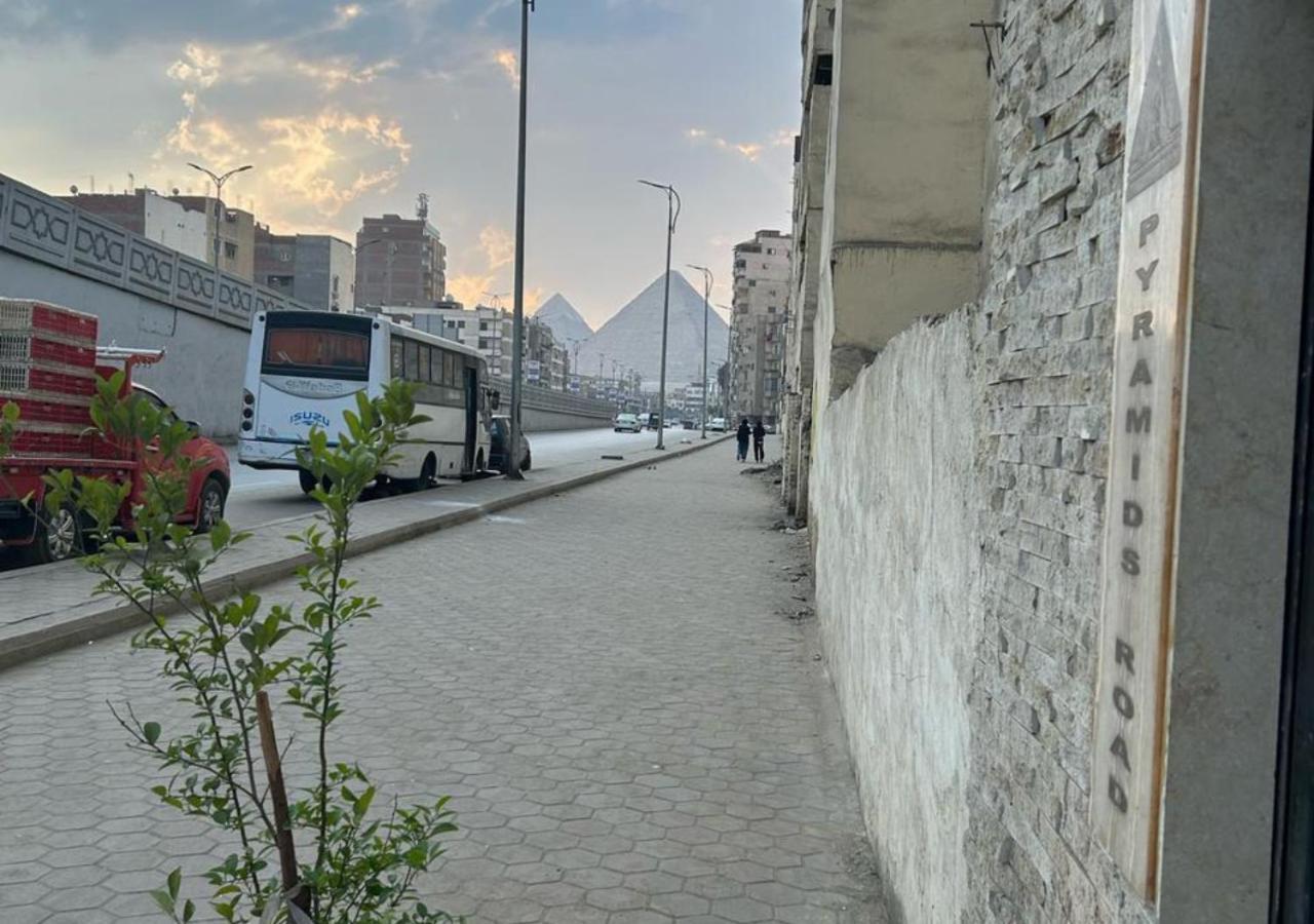 Pyramids Road Guest House Cozy Rooms And Rooftop Breakfast With The Pyramids View Nazlet el-Sîsi Exteriör bild