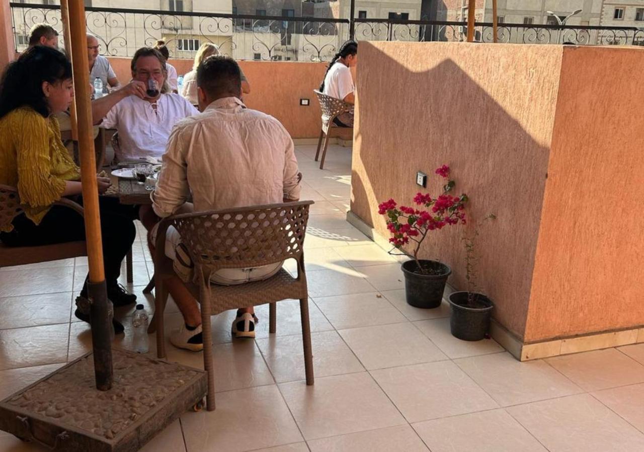 Pyramids Road Guest House Cozy Rooms And Rooftop Breakfast With The Pyramids View Nazlet el-Sîsi Exteriör bild