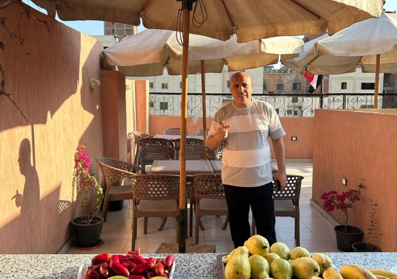 Pyramids Road Guest House Cozy Rooms And Rooftop Breakfast With The Pyramids View Nazlet el-Sîsi Exteriör bild