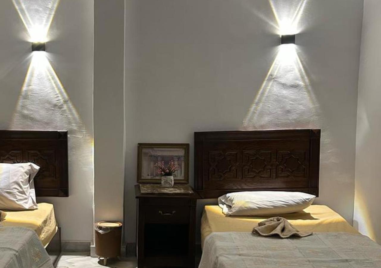 Pyramids Road Guest House Cozy Rooms And Rooftop Breakfast With The Pyramids View Nazlet el-Sîsi Exteriör bild