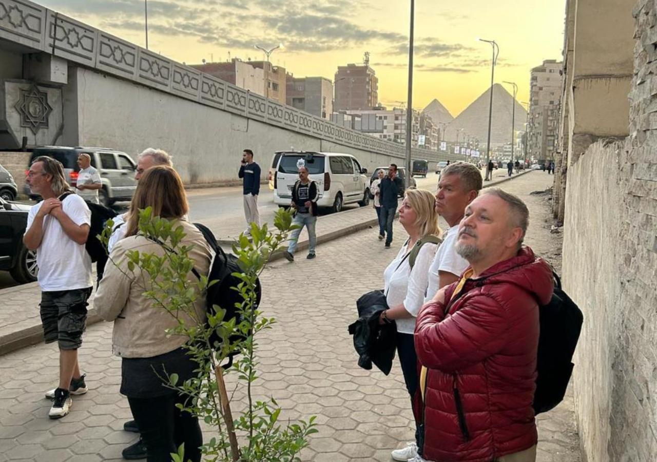 Pyramids Road Guest House Cozy Rooms And Rooftop Breakfast With The Pyramids View Nazlet el-Sîsi Exteriör bild