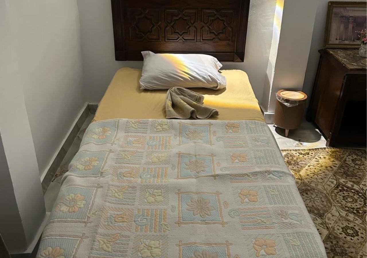 Pyramids Road Guest House Cozy Rooms And Rooftop Breakfast With The Pyramids View Nazlet el-Sîsi Exteriör bild