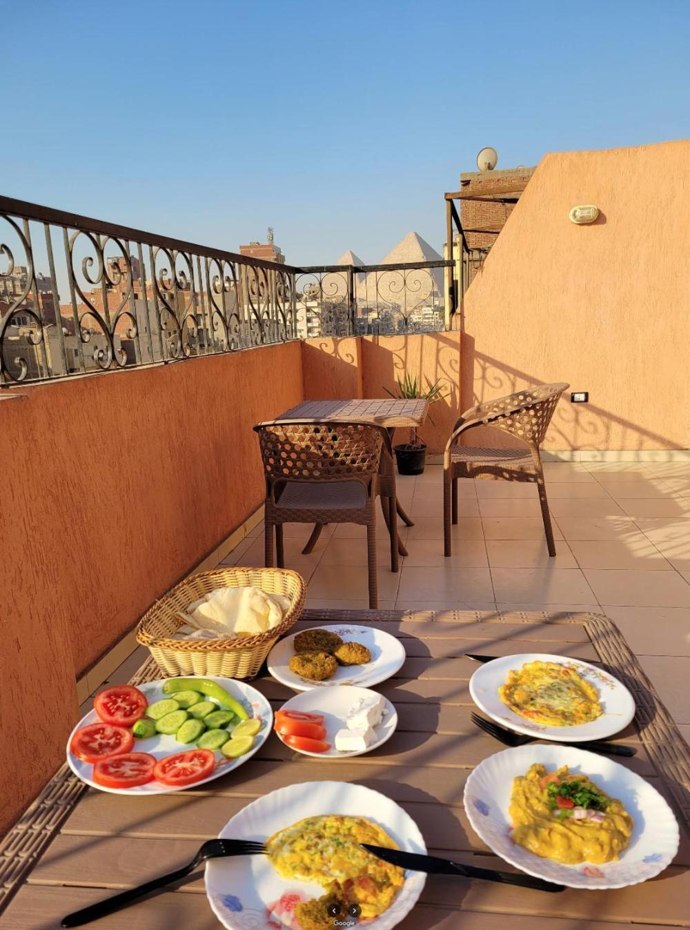 Pyramids Road Guest House Cozy Rooms And Rooftop Breakfast With The Pyramids View Nazlet el-Sîsi Exteriör bild
